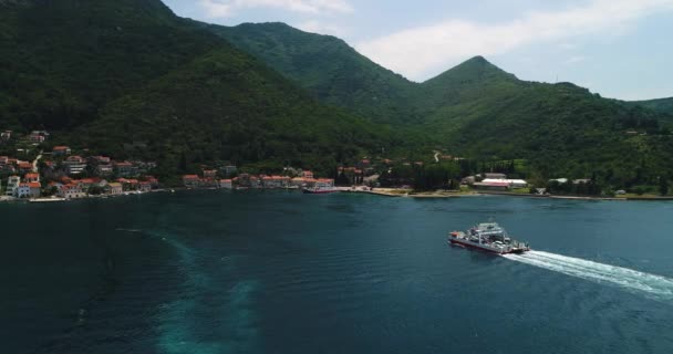 Antenowe piękny widok z góry na regularnych pasażerskich i Zatokę Kotorską promem z Lepetane do Kamenari przez słoneczne popołudnie — Wideo stockowe
