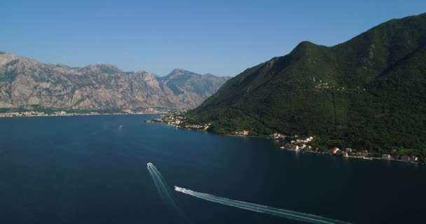 Luchtfoto Veiw uit Perast stad naar boko-kotor bay. Montenegro — Stockvideo