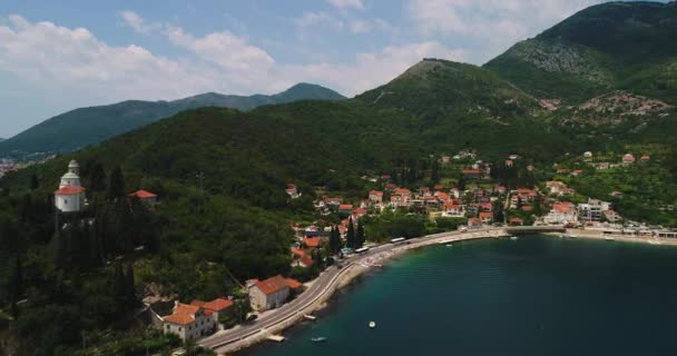 Letecký panoramatický krásný pohled shora do zálivu Kotoru a pravidelné osobní trajekt z Lepetane Kamenari slunečného odpoledne — Stock video