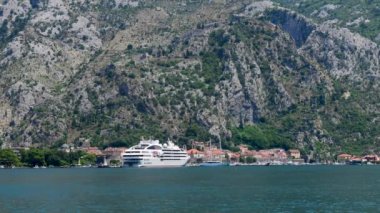 Hava güzel görünümü Kotor Körfezi. Cruise Gemi güzel yaz günü yanaştı. Kotor, Karadağ St John Kalesi'nin kalıntıları.