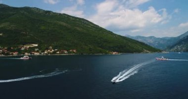 Hava güzel görünümüne yukarıdan Kotor Koyu'ndaki ve düzenli yolcu feribot Lepetane Kamenari için güneşli bir öğleden sonra tarafından