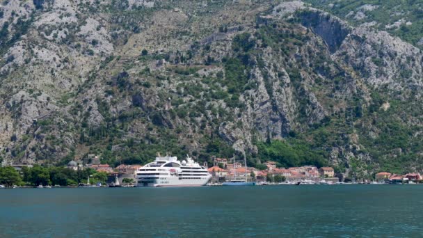 Vista aérea de la bahía de Kotor. Crucero atracado en hermoso día de verano. Ruinas de la fortaleza de San Juan sobre Kotor, Montenegro . — Vídeo de stock