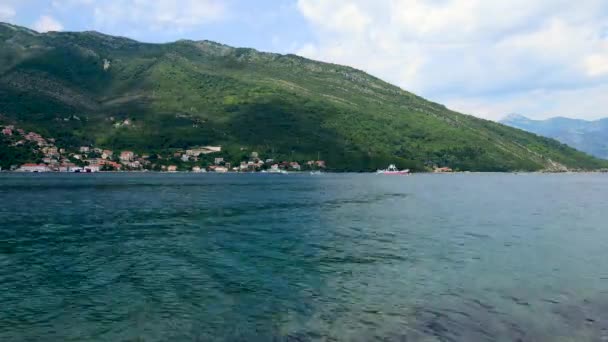 美丽的景色从上面到 Kotor 湾和定期客运渡轮从 Lepetane 到 Kamenari 的一个晴朗的下午 — 图库视频影像