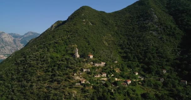 Flygfoto övergivna av gamla byn i bergen. Byn Gornji Stoliv, Kotor Bay, Montenegro. — Stockvideo