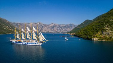 Kotor Körfezi içinde yüzüyor büyük yatı havadan görünümü