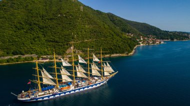 Kotor Körfezi içinde yüzüyor büyük yatı havadan görünümü