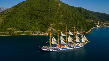 Kotor Körfezi içinde yüzüyor büyük yatı havadan görünümü