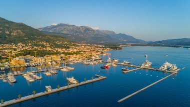 Akşam hava görünümünü Tivat Porto Karadağ