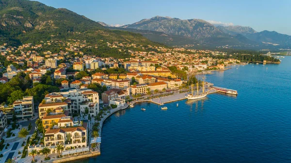 Akşam hava görünümünü Tivat Porto Karadağ