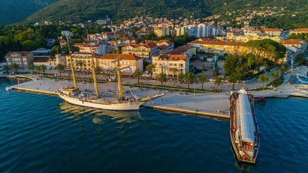 Akşam hava görünümünü Tivat Porto Karadağ