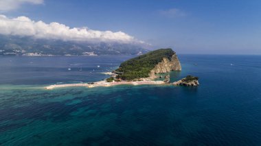 Adriyatik Denizi'nde beach adanın havadan görünümü