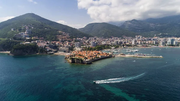 Vista panorámica aérea hermosa en el casco antiguo de Budva . — Foto de Stock