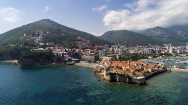 Budva'nın tarihi kent hava güzel panoramik manzaraya.