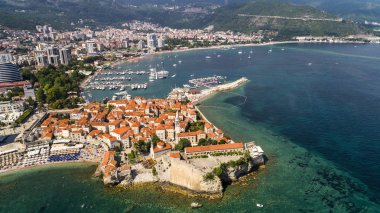 Budva'nın tarihi kent hava güzel panoramik manzaraya.