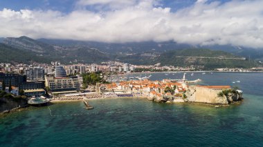 Budva'nın tarihi kent hava güzel panoramik manzaraya.
