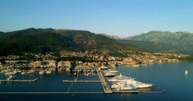 Akşam hava görünümünü Tivat Porto Karadağ