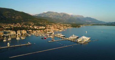 Akşam hava görünümünü Tivat Porto Karadağ