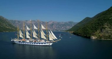 Kotor Körfezi içinde yüzüyor büyük yatı havadan görünümü