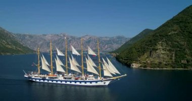 Kotor Körfezi içinde yüzüyor büyük yatı havadan görünümü