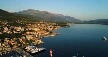 Akşam hava görünümünü Tivat Porto Karadağ