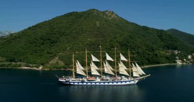 Kotor Körfezi içinde yüzüyor büyük yatı havadan görünümü