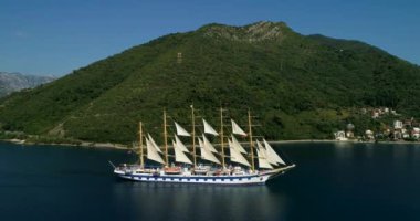 Kotor Körfezi içinde yüzüyor büyük yatı havadan görünümü
