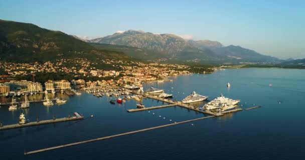 Luchtfoto van de avond in Porto Montenegro in Tivat — Stockvideo