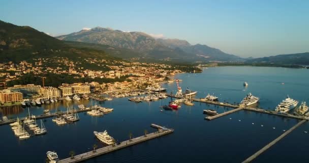 Luftaufnahme des Abends in porto montenegro in tivat — Stockvideo