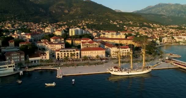 Luchtfoto van de avond in Porto Montenegro in Tivat — Stockvideo