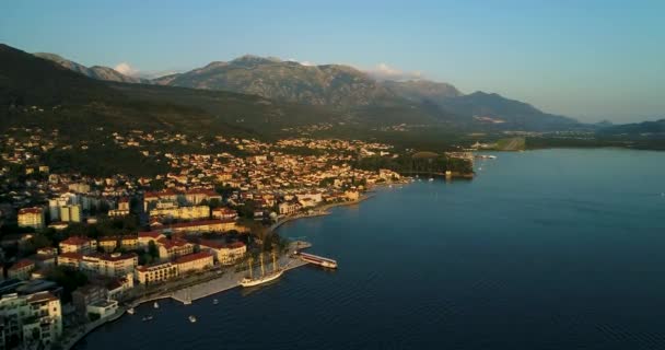 Flygfoto över kvällen i Porto Montenegro i Tivat — Stockvideo