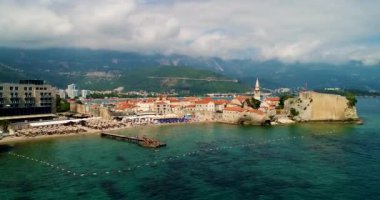 Budva'nın tarihi kent hava güzel panoramik manzaraya.