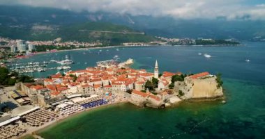 Budva'nın tarihi kent hava güzel panoramik manzaraya.