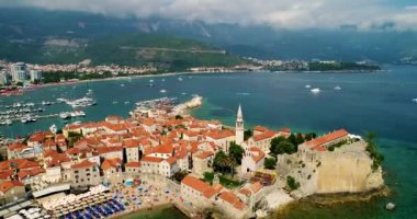 Budva'nın tarihi kent hava güzel panoramik manzaraya. Hızlandırılmış ve ağır çekim görüntüleri