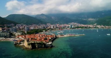 Budva'nın tarihi kent hava güzel panoramik manzaraya.