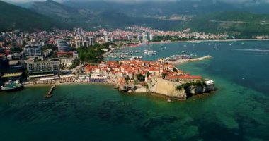 Budva'nın tarihi kent hava güzel panoramik manzaraya.