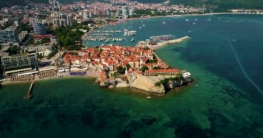 Budva'nın tarihi kent hava güzel panoramik manzaraya.