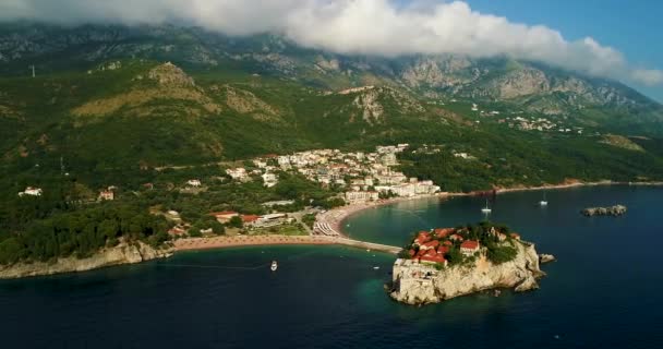 Antenowe piękne, panoramiczne widoki na wyspę Sveti Stefan, Budva, Czarnogóra — Wideo stockowe