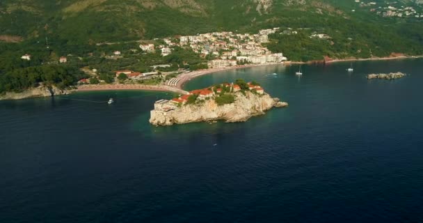 Aerial vacker panoramautsikt på ön Sveti Stefan i Budva, Montenegro — Stockvideo