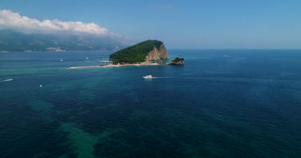 Vista aérea de una isla de playa en el mar Adriático — Vídeos de Stock