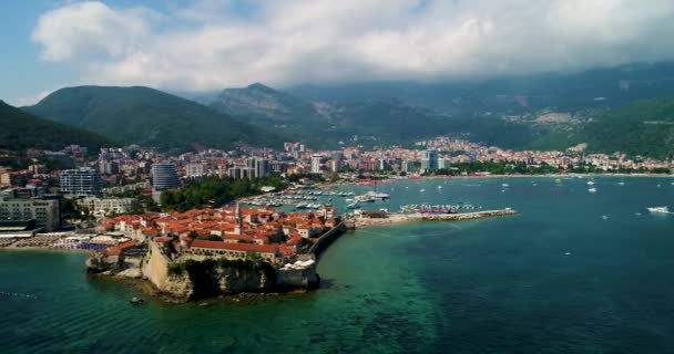 Vista panorámica aérea hermosa en el casco antiguo de Budva . — Vídeo de stock