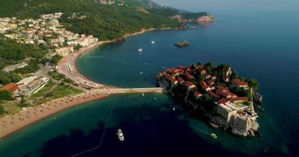 Luchtfoto prachtig panoramisch uitzicht op het eiland Sveti Stefan in Budva, Montenegro — Stockvideo
