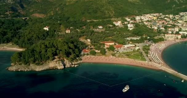 A légi felvétel a strand közelében a sziget St. Stefan. Szemközti nézet. — Stock videók