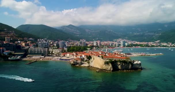 Aerial vacker panoramautsikt på gamla stan i Budva. — Stockvideo