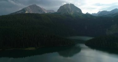 Havadan görünümü dağlarda güzel bir gölde. Kara Göl, Karadağ.