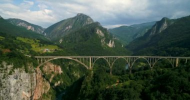 Dağlarda, Avrupa'nın en yüksek otomobil köprüden Durdevica Tara ark köprünün havadan görünümü.