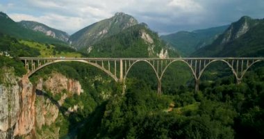 Dağlarda, Avrupa'nın en yüksek otomobil köprüden Durdevica Tara ark köprünün havadan görünümü.