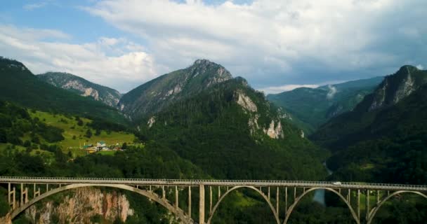 Letecký pohled na Durdevica Tara oblouk mostu v horách, jeden z nejvyšších automobilových mostů v Evropě. — Stock video
