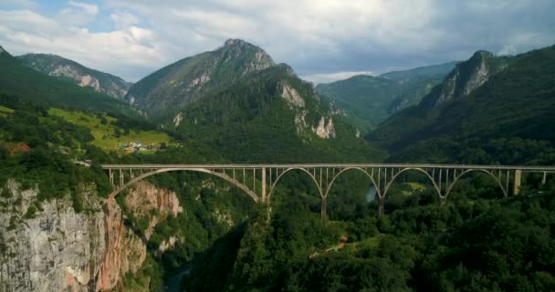 A légi felvétel a Durdevica Tara ív híd a hegyekben, az egyik legnagyobb autóipari hidak Európában. — Stock videók