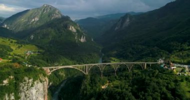 Dağlarda, Avrupa'nın en yüksek otomobil köprüden Durdevica Tara ark köprünün havadan görünümü.