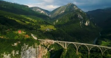 Dağlarda, Avrupa'nın en yüksek otomobil köprüden Durdevica Tara ark köprünün havadan görünümü.
